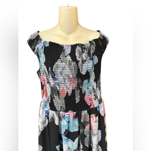 Bebe off the shoulder vacation maxi dress. - Picture 4 of 11